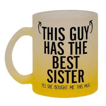 This guy has the best Sister, Κούπα γυάλινη δίχρωμη με βάση το κίτρινο ματ, 330ml
