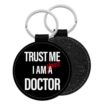 Trust me, i am (almost) Doctor, Μπρελόκ Δερματίνη, στρογγυλό ΜΑΥΡΟ (5cm)