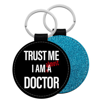 Trust me, i am (almost) Doctor, Μπρελόκ Δερματίνη, στρογγυλό ΜΠΛΕ (5cm)