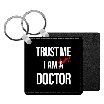 Trust me, i am (almost) Doctor, Μπρελόκ Δερματίνη, τετράγωνο ΜΑΥΡΟ (5x5cm)