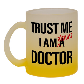 Trust me, i am (almost) Doctor, Κούπα γυάλινη δίχρωμη με βάση το κίτρινο ματ, 330ml
