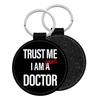 Trust me, i am (almost) Doctor, Μπρελόκ Δερματίνη, στρογγυλό ΜΑΥΡΟ (5cm)