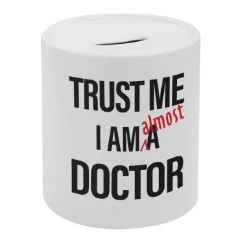 Trust me, i am (almost) Doctor, Κουμπαράς πορσελάνης με τάπα
