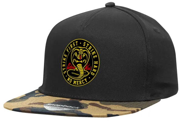 cobra kai strike first dojo — Καπέλο Ενηλίκων Flat Snapback Μαύρο/Παραλλαγή, (100% ΒΑΜΒΑΚΕΡΟ TWILL, ΕΝΗΛΙΚΩΝ, UNISEX, ONE SIZE)