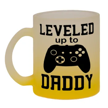 Leveled to Daddy, Κούπα γυάλινη δίχρωμη με βάση το κίτρινο ματ, 330ml
