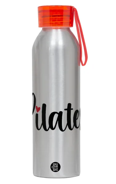 Pilates love — Αλουμινένιο Αθλητικό Μπουκάλι 650ml – Ασημί με Κόκκινο Καπάκι και Λουράκι Σιλικόνης
