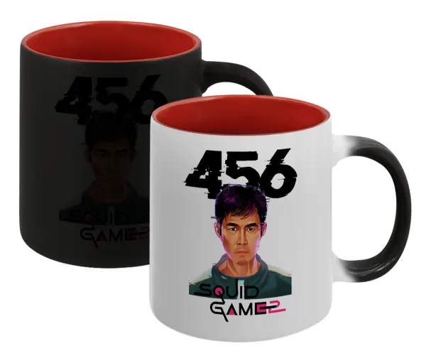 Squid game 456 Gi-Hun — Κούπα Μαγική εσωτερικό κόκκινο, κεραμική, 330ml που αλλάζει χρώμα με το ζεστό ρόφημα