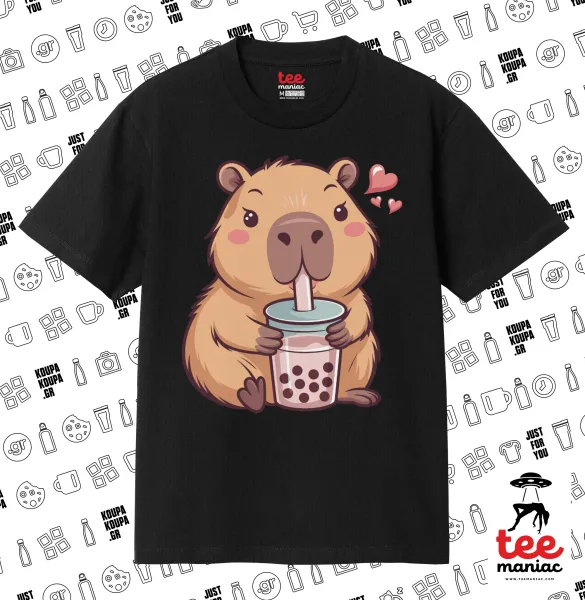 Capybara Bubble Tea — ΜΑΥΡΟ Κλασικό T-Shirt, διπλής ραφής, χωρίς πλευρικές ραφές από 100% βαμβάκι. Vegan & OEKO-TEX πιστοποιημένο.