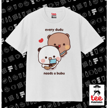 Every Dudu needs a bubu, Κλασικό T-Shirt, διπλής ραφής, χωρίς πλευρικές ραφές ΛΕΥΚΟ από 100% βαμβάκι. Vegan & OEKO-TEX πιστοποιημένο.