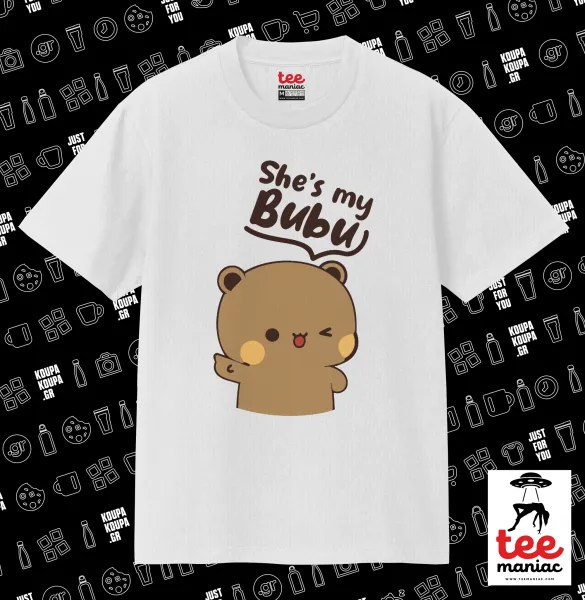 She's my Bubu — ΛΕΥΚΟ Κλασικό T-Shirt, διπλής ραφής, χωρίς πλευρικές ραφές από 100% βαμβάκι. Vegan & OEKO-TEX πιστοποιημένο.