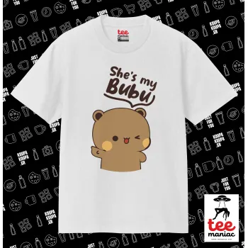 She's my Bubu, ΛΕΥΚΟ Κλασικό T-Shirt, διπλής ραφής, χωρίς πλευρικές ραφές από 100% βαμβάκι. Vegan & OEKO-TEX πιστοποιημένο.
