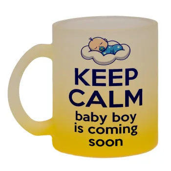 KEEP CALM baby boy is coming soon!!!, Κούπα γυάλινη δίχρωμη με βάση το κίτρινο ματ, 330ml