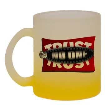 Trust no one... (zipper), Κούπα γυάλινη δίχρωμη με βάση το κίτρινο ματ, 330ml
