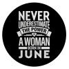 Never Underestimate the poer of a Woman born in..., Επιφάνεια κοπής γυάλινη στρογγυλή (30cm)