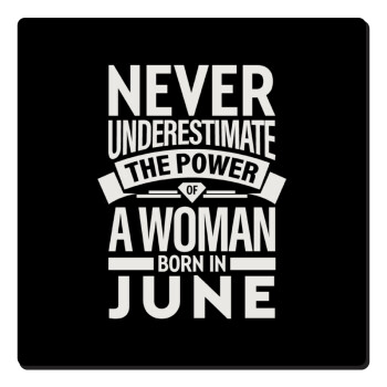 Never Underestimate the poer of a Woman born in..., Τετράγωνο μαγνητάκι ξύλινο 6x6cm
