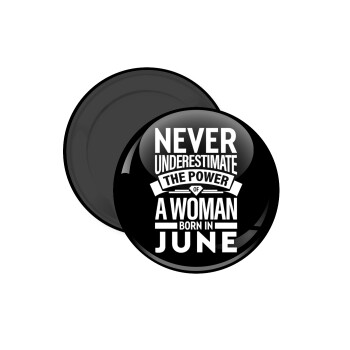 Never Underestimate the poer of a Woman born in..., Μαγνητάκι ψυγείου στρογγυλό διάστασης 5cm