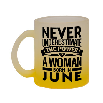 Never Underestimate the poer of a Woman born in..., Κούπα γυάλινη δίχρωμη με βάση το κίτρινο ματ, 330ml
