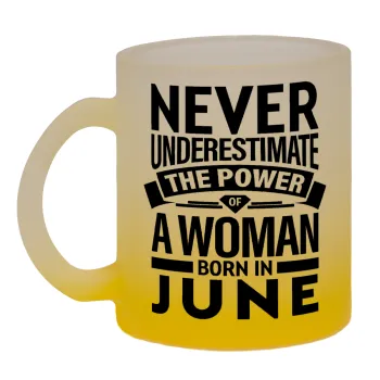 Never Underestimate the poer of a Woman born in..., Κούπα γυάλινη δίχρωμη με βάση το κίτρινο ματ, 330ml