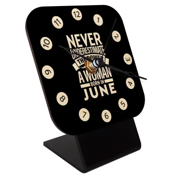 Never Underestimate the poer of a Woman born in..., Επιτραπέζιο ρολόι σε φυσικό ξύλο (10cm)