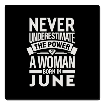 Never Underestimate the poer of a Woman born in..., Τετράγωνο μαγνητάκι ξύλινο 6x6cm