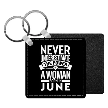 Never Underestimate the poer of a Woman born in..., Μπρελόκ Δερματίνη, τετράγωνο ΜΑΥΡΟ (5x5cm)