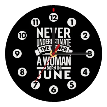 Never Underestimate the poer of a Woman born in..., Ρολόι τοίχου ξύλινο (20cm)