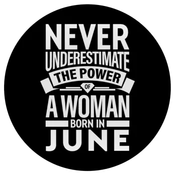 Never Underestimate the poer of a Woman born in..., Mousepad Στρογγυλό 20cm