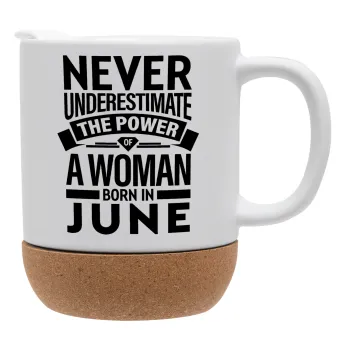 Never Underestimate the poer of a Woman born in..., Κούπα, κεραμική με βάση φελού και καπάκι (ΜΑΤ), 330ml