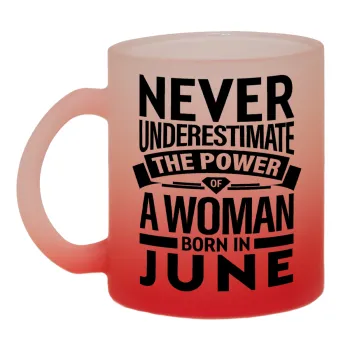 Never Underestimate the poer of a Woman born in..., Κούπα γυάλινη δίχρωμη με βάση το κόκκινο ματ, 330ml