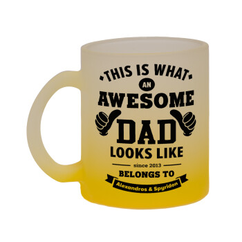 This is what an Awesome DAD looks like, Κούπα γυάλινη δίχρωμη με βάση το κίτρινο ματ, 330ml