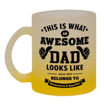 This is what an Awesome DAD looks like, Κούπα γυάλινη δίχρωμη με βάση το κίτρινο ματ, 330ml