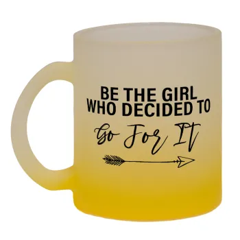 Be the girl who decided to, Κούπα γυάλινη δίχρωμη με βάση το κίτρινο ματ, 330ml